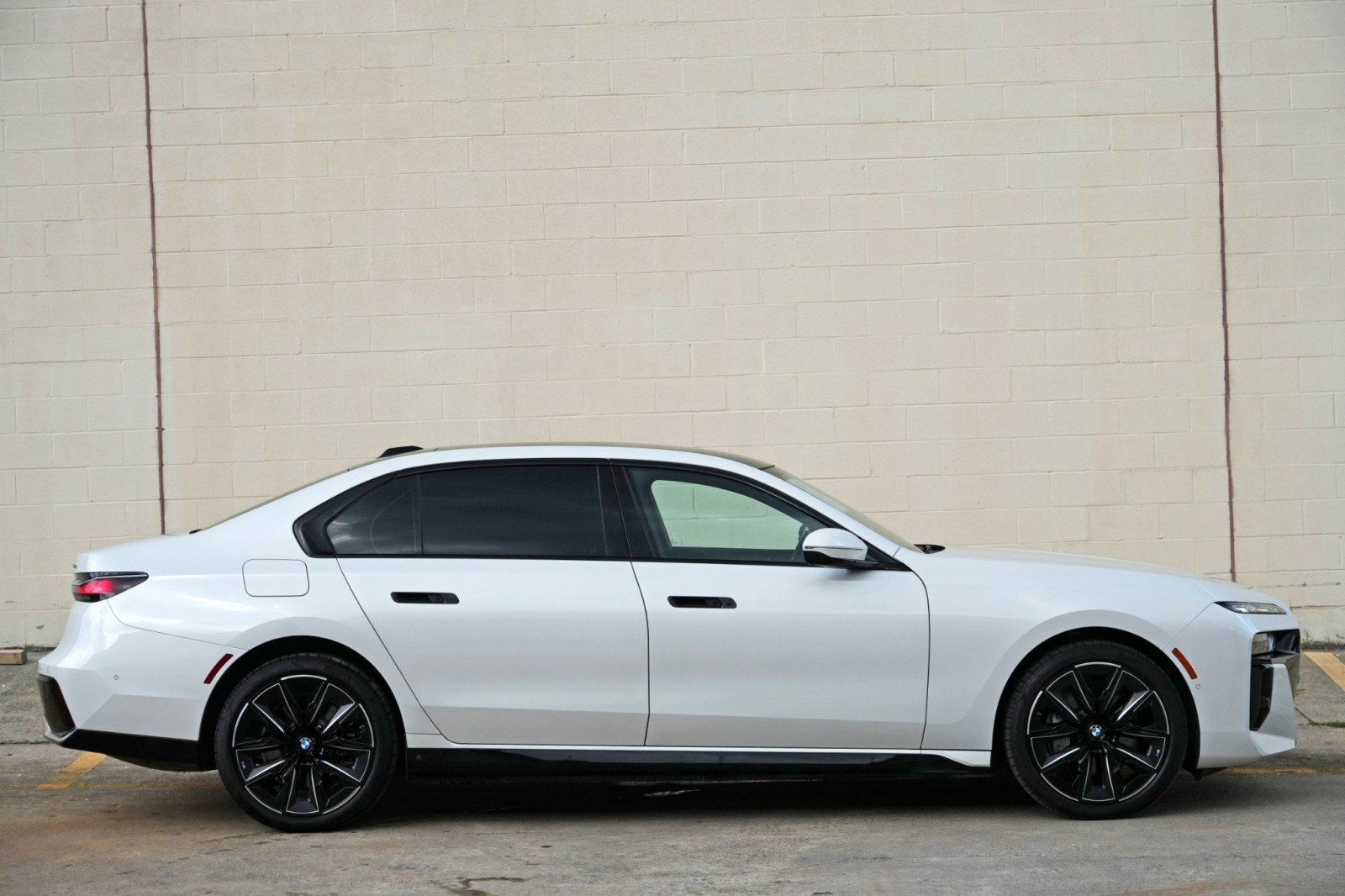 Used 2023 BMW i7 xDrive60 w/ Executive Package 2 AWD/4WD image 65