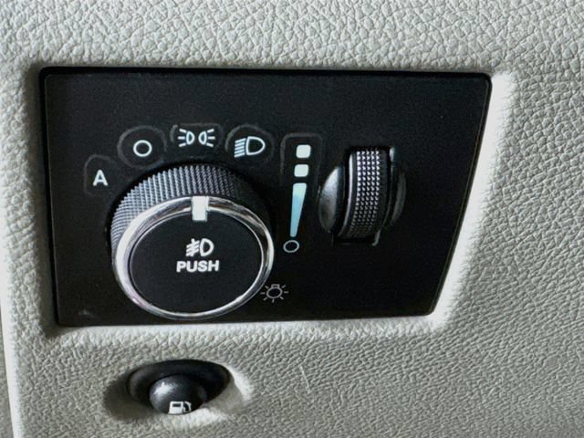 Used 2013 Jeep Grand Cherokee Laredo AWD/4WD image 13