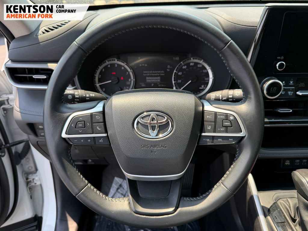 Used 2025 Toyota Highlander LE AWD/4WD image 14