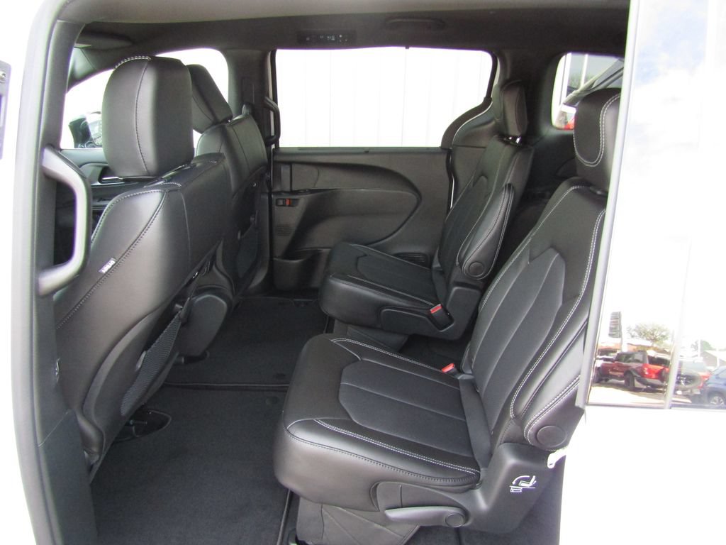 New 2027 Chrysler Pacifica Select FWD image 30