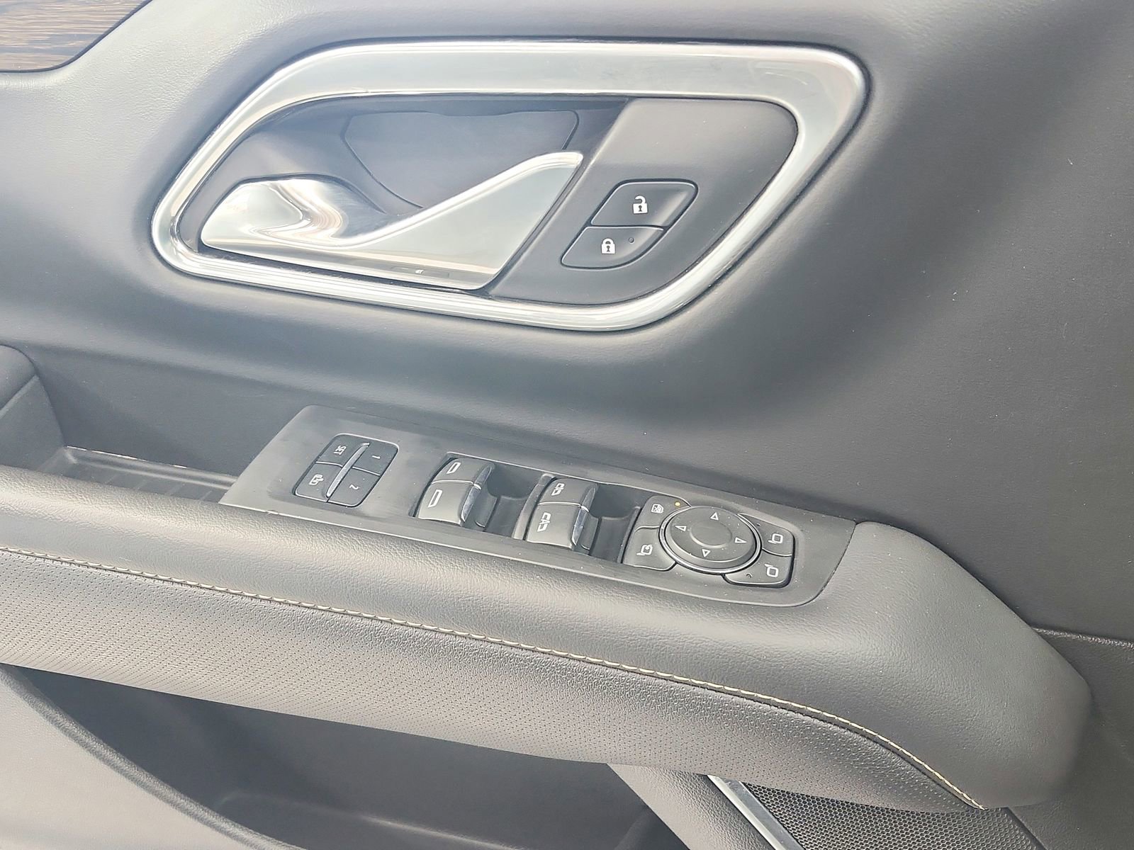 Used 2023 Chevrolet Suburban Premier image 34