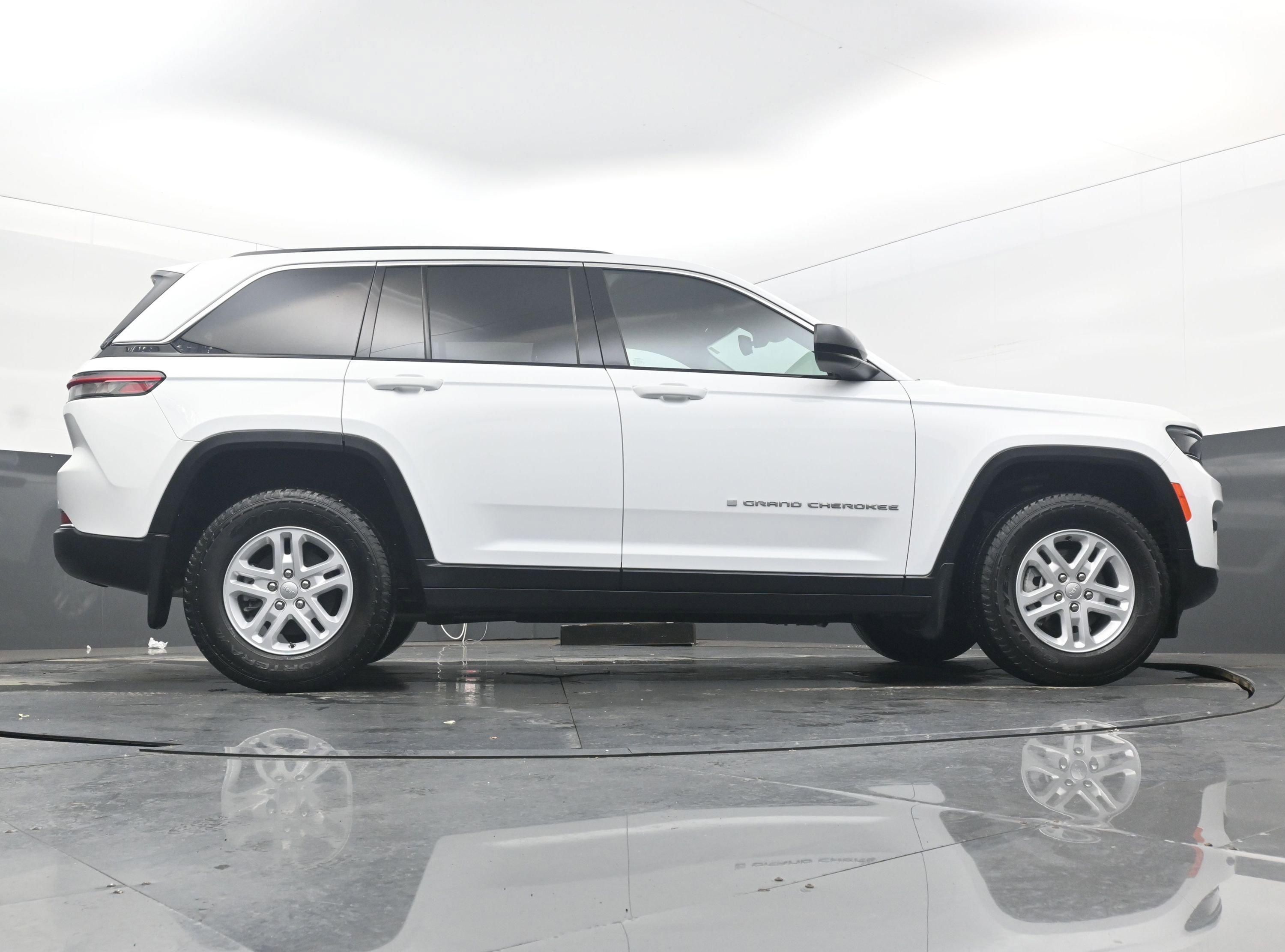 Used 2024 Jeep Grand Cherokee Laredo w/ MOPAR Finishing Package image 31