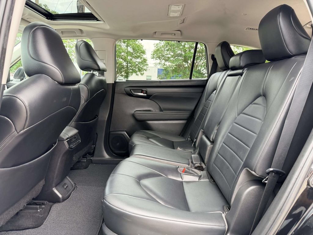 Used 2023 Toyota Highlander XLE AWD/4WD image 16
