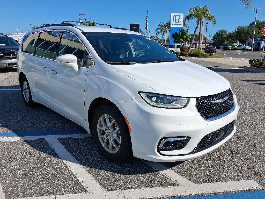 Used 2022 Chrysler Pacifica Touring-L FWD image 3