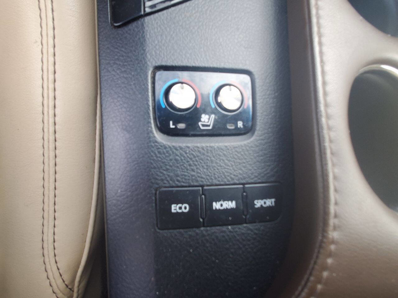 Used 2013 Toyota Avalon Limited image 23