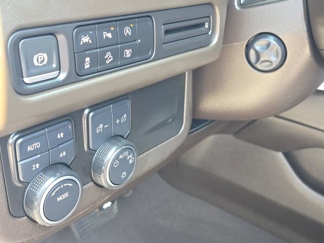 Used 2023 Chevrolet Tahoe Z71 w/ Luxury Package AWD/4WD image 26