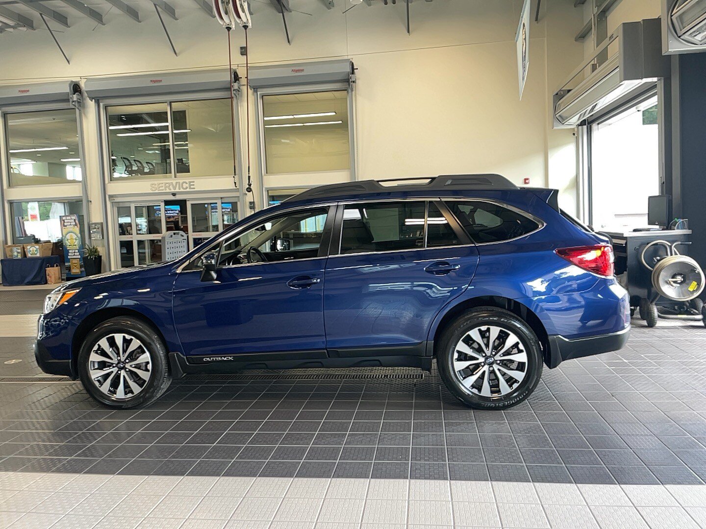 Used 2017 Subaru Outback 2.5i Limited AWD/4WD image 3