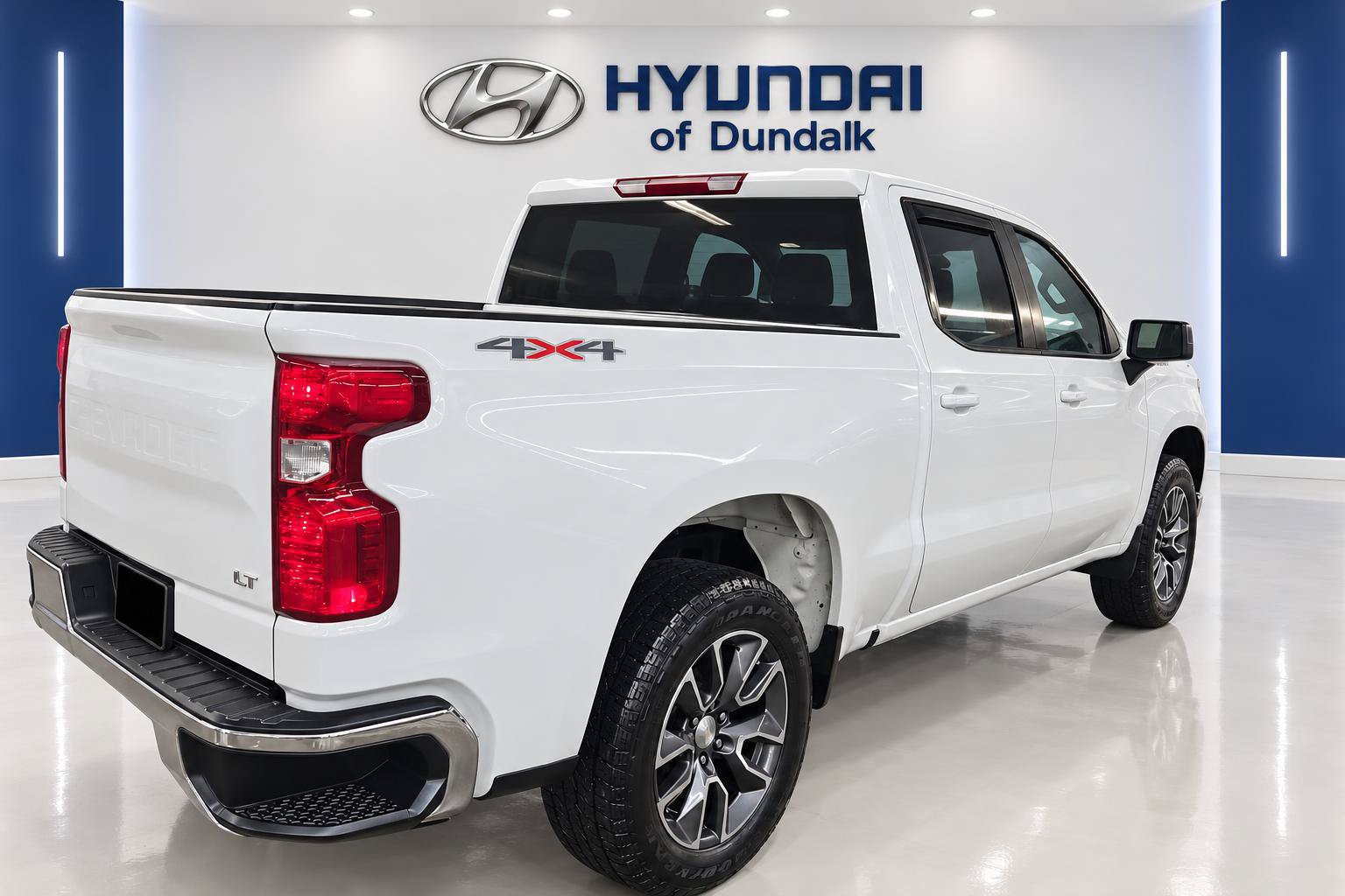 Used 2022 Chevrolet Silverado 1500 LT AWD/4WD image 4