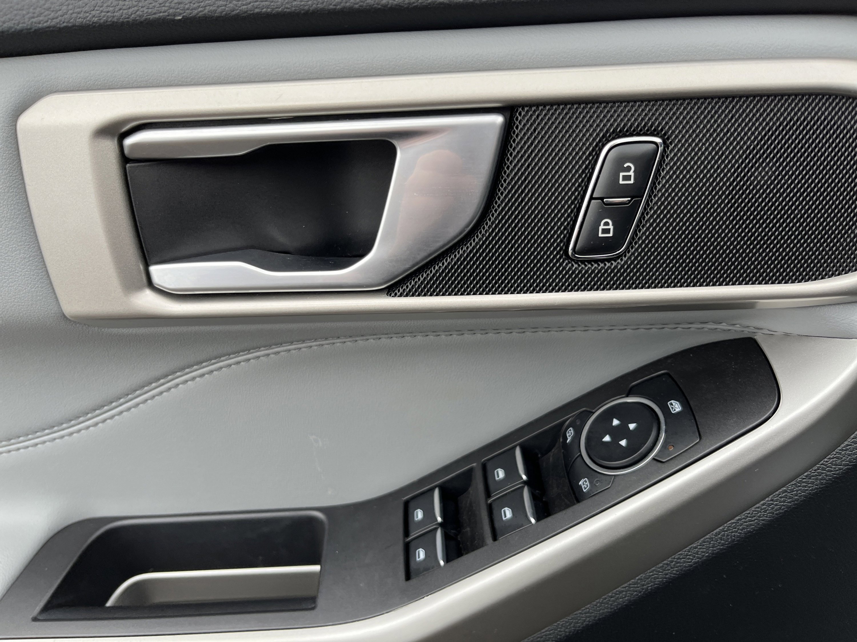 Used 2023 Ford Explorer XLT w/ Equipment Group 202A AWD/4WD image 17