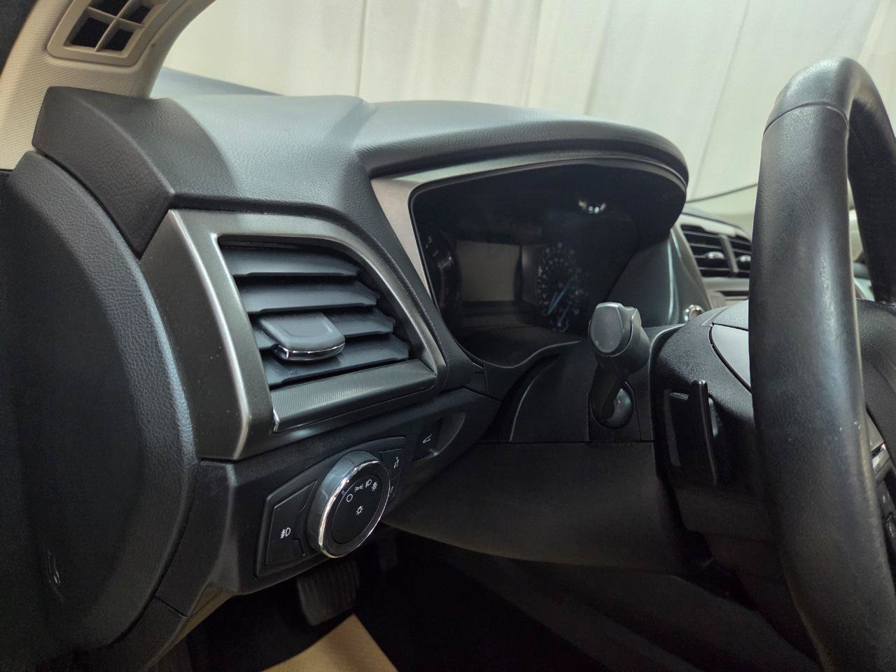 Used 2017 Ford Fusion SE w/ Equipment Group 201A AWD/4WD image 26