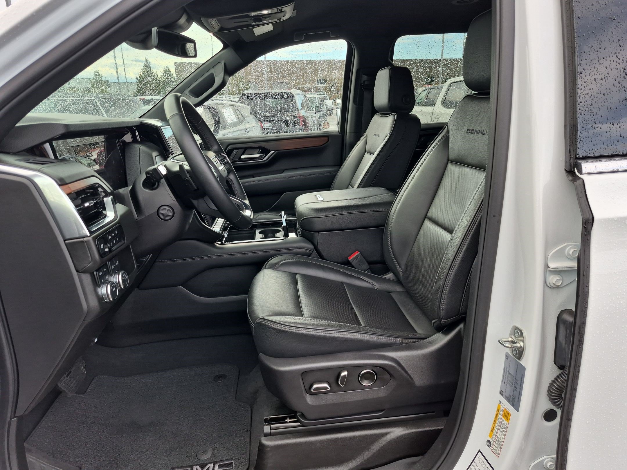 Used 2025 GMC Yukon XL Denali AWD/4WD image 15