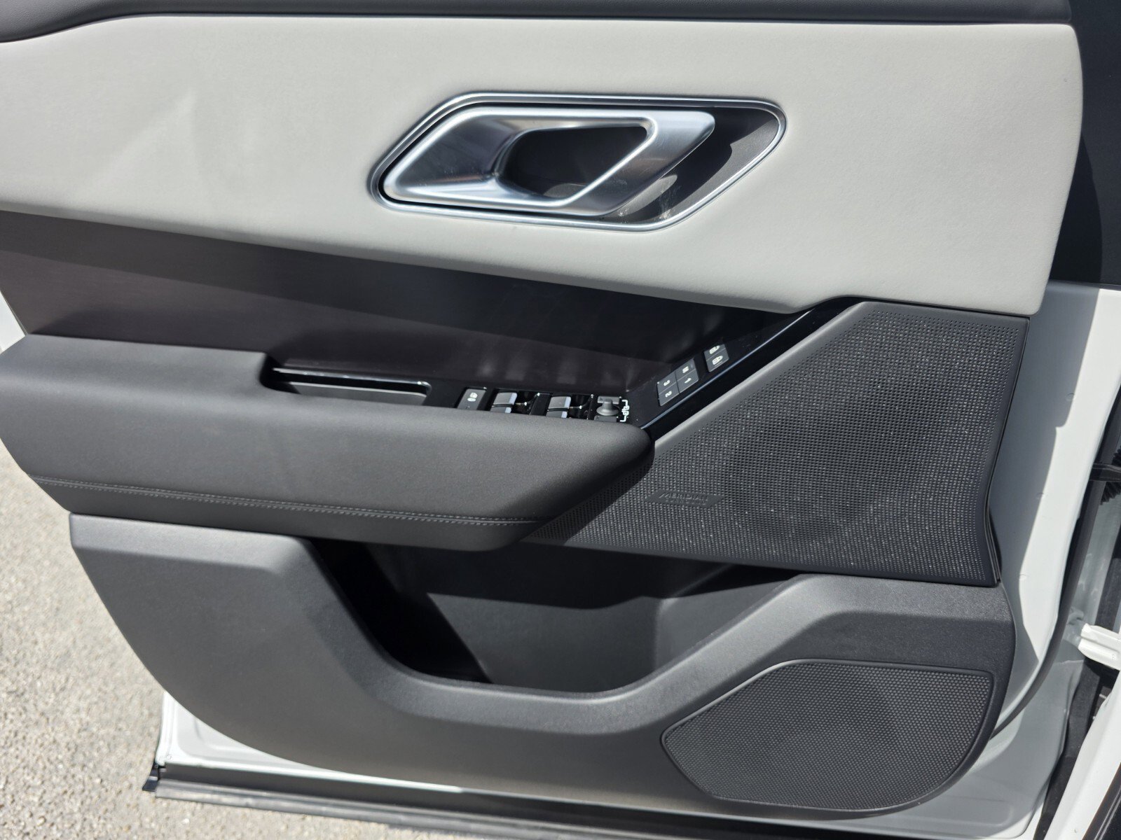 Used 2026 Land Rover Range Rover Velar Dynamic SE image 19