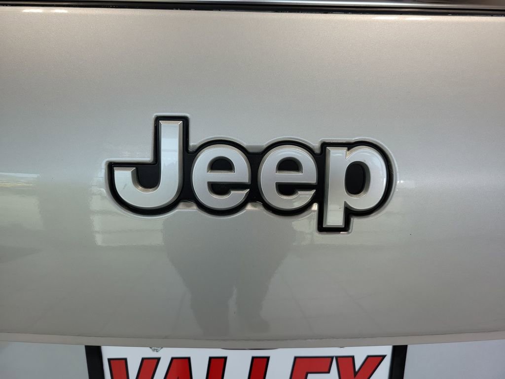 Used 2024 Jeep Grand Cherokee L Laredo AWD/4WD image 9