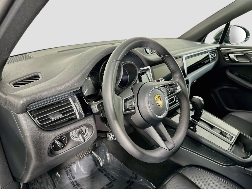 Certified 2026 Porsche Macan AWD/4WD image 4