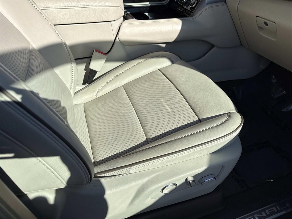 Used 2023 GMC Yukon Denali w/ Advanced Technology Package image 12