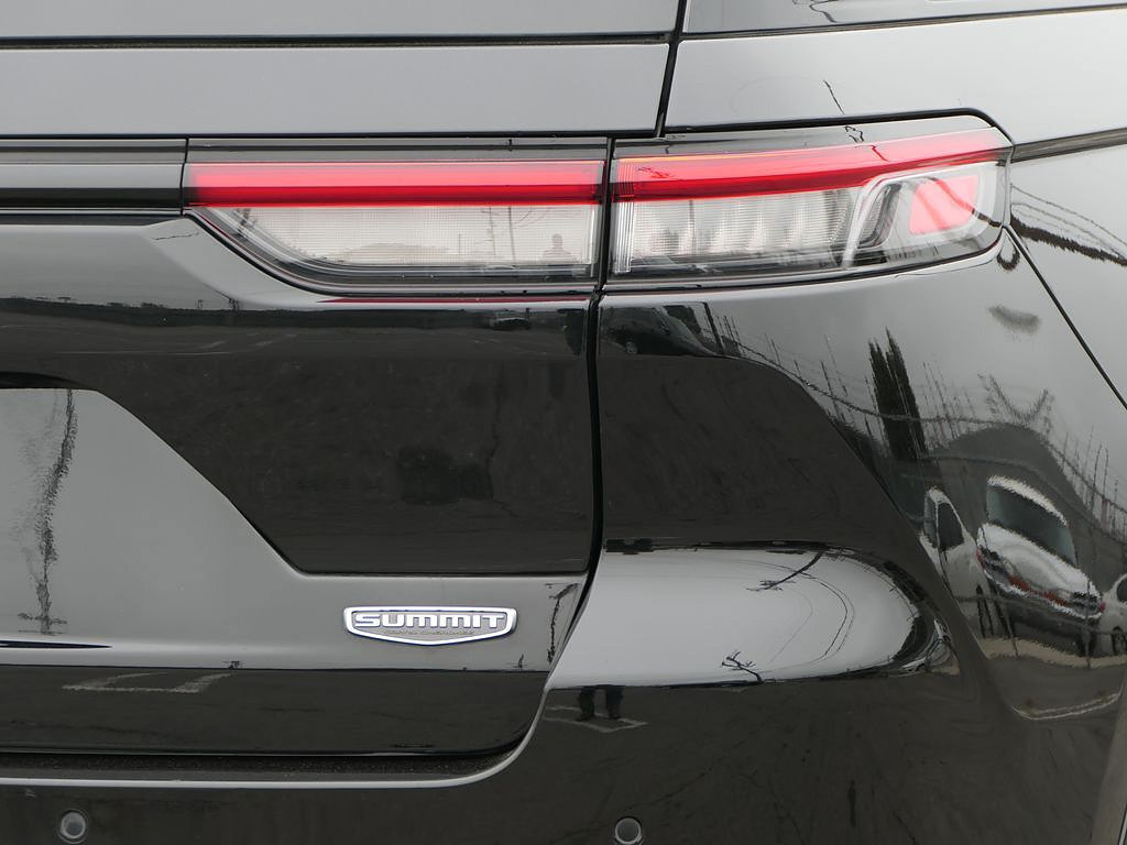 Used 2023 Jeep Grand Cherokee Summit w/ Luxury Tech Group V AWD/4WD image 4
