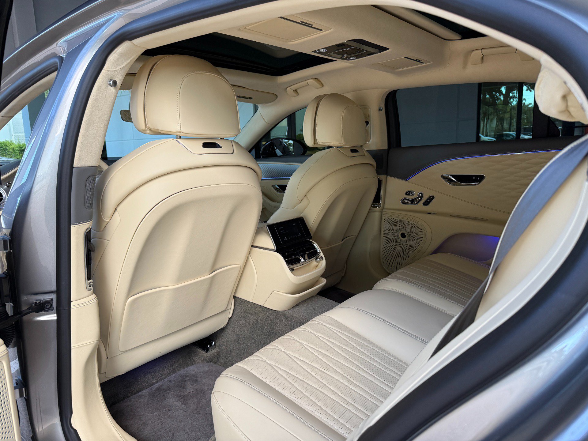 Used 2023 Bentley Flying Spur V8 AWD/4WD image 24