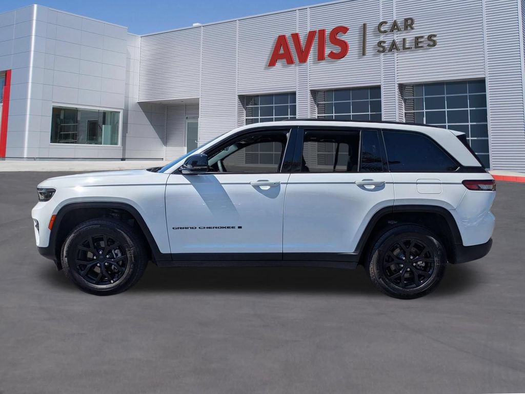 Used 2025 Jeep Grand Cherokee Altitude AWD/4WD image 10
