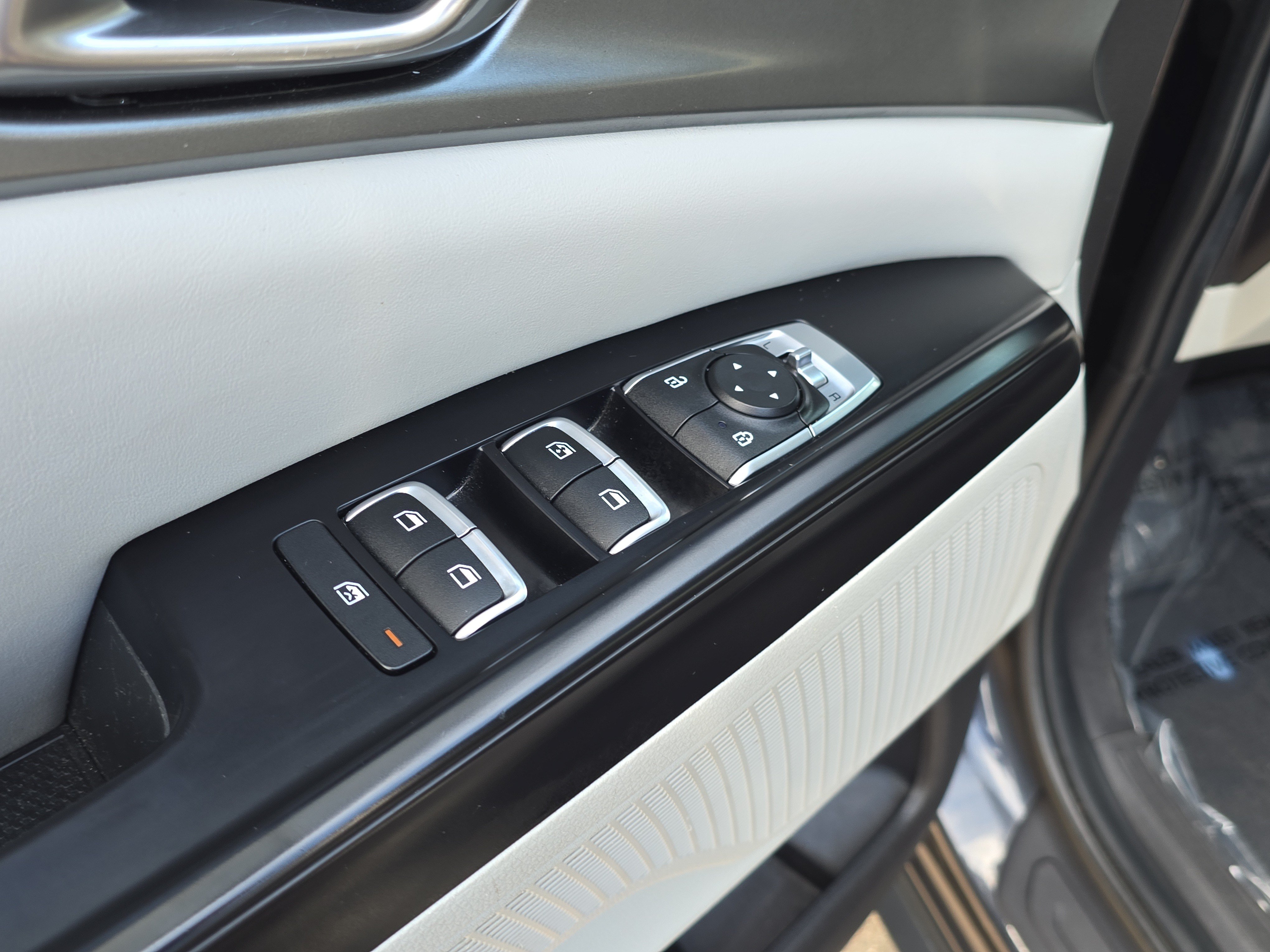 Used 2023 Kia Carnival LX FWD image 20
