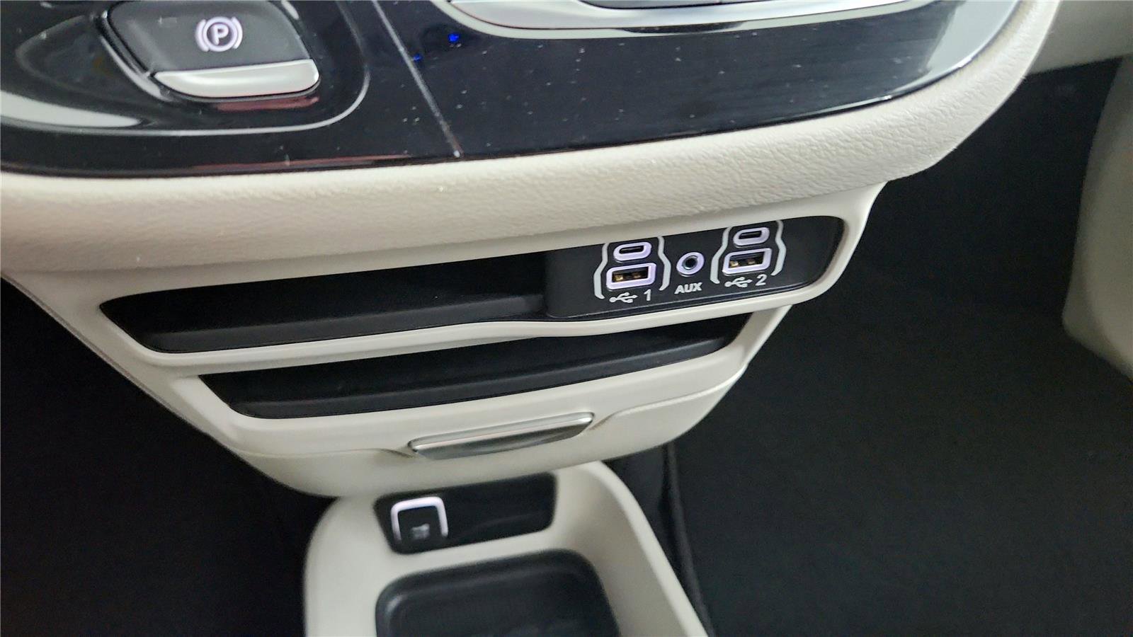 Used 2023 Chrysler Pacifica Touring-L FWD image 26