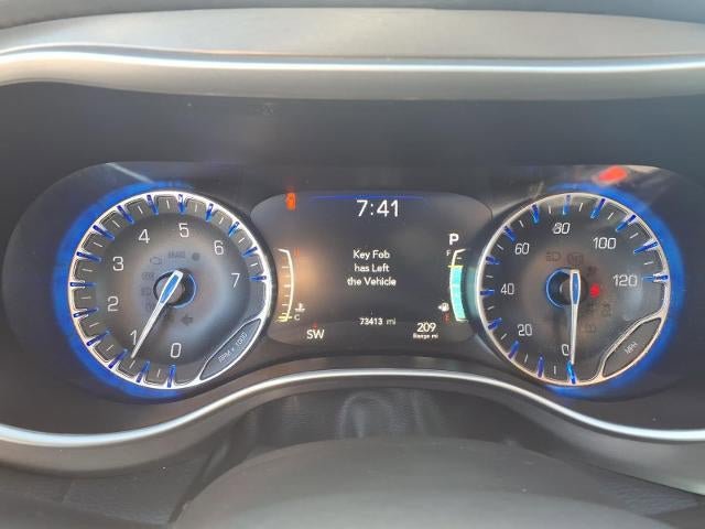 Used 2023 Chrysler Pacifica Touring-L image 10