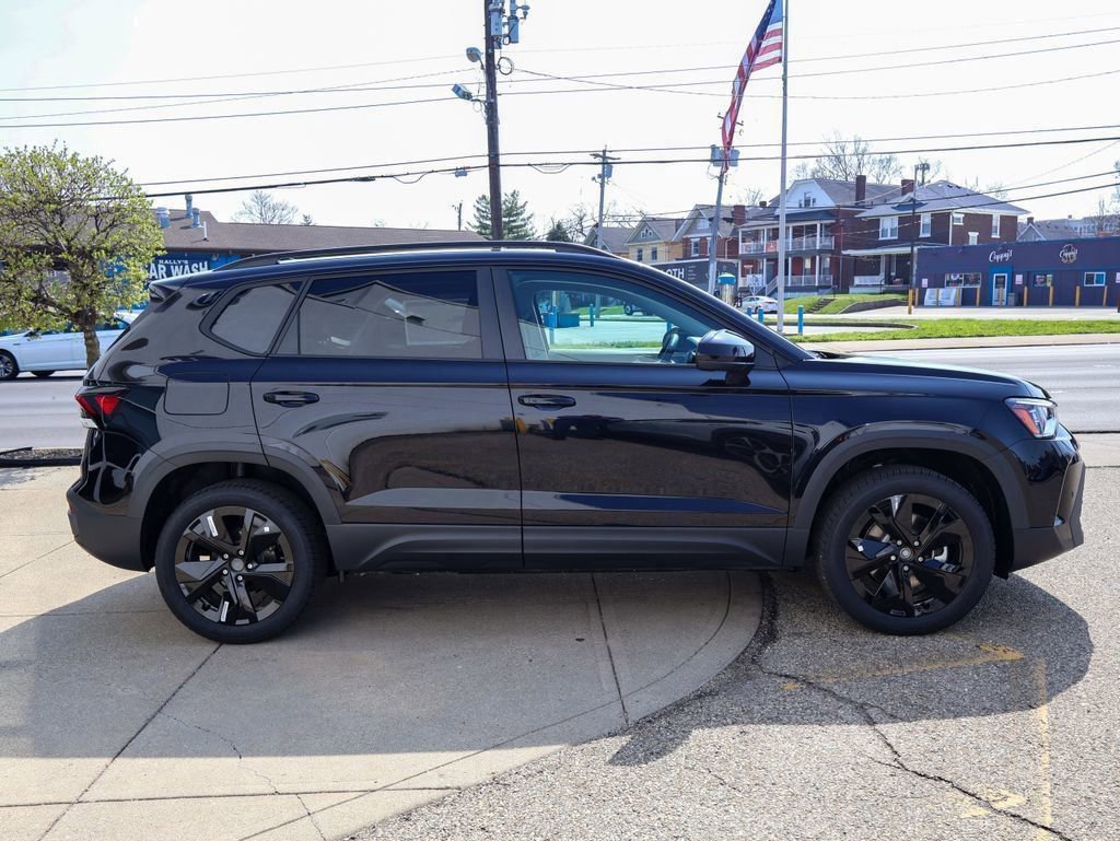 New 2026 Volkswagen Taos SE image 6