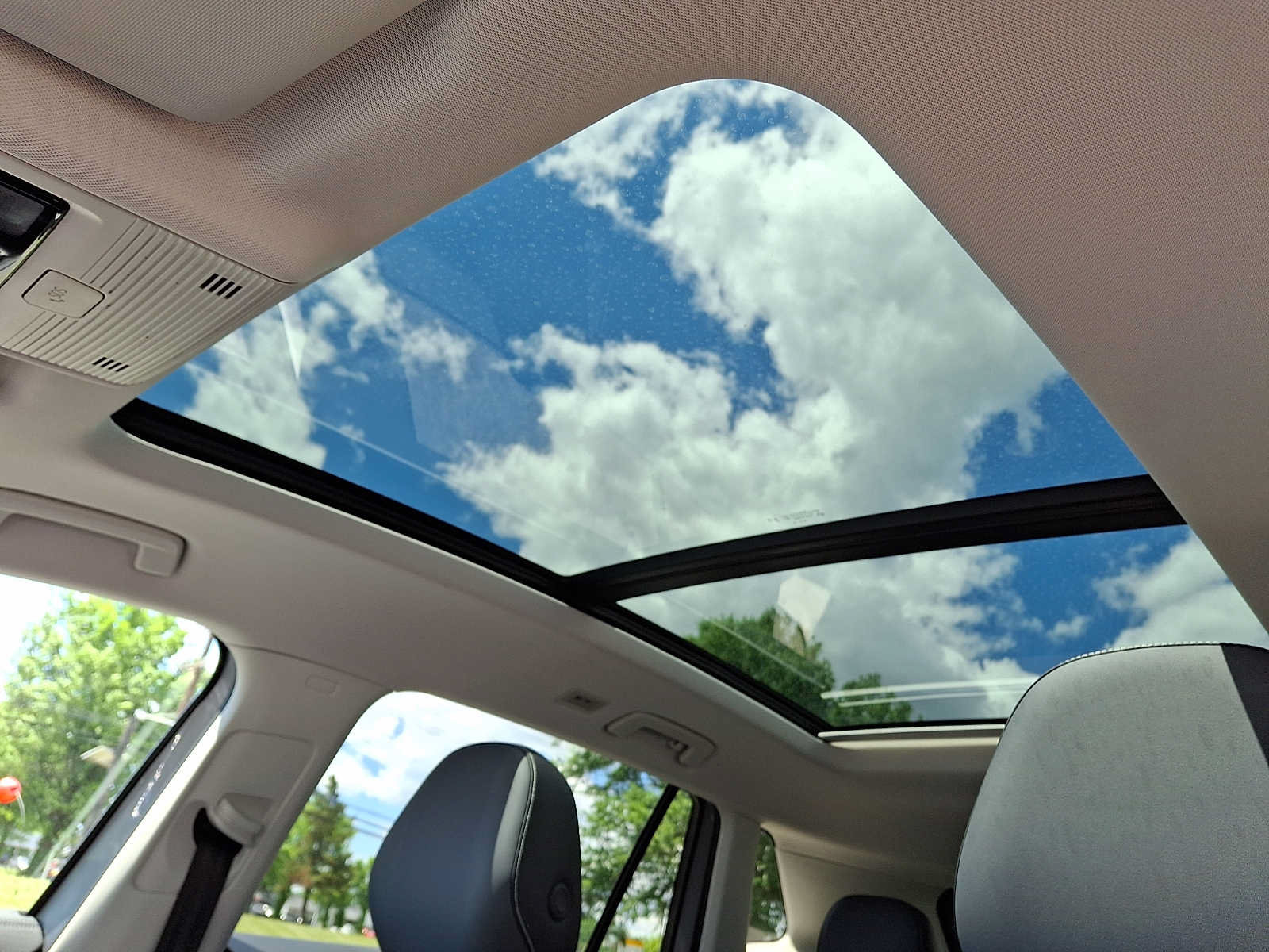 Used 2025 Volkswagen Tiguan SE w/ Panoramic Sunroof Package AWD/4WD image 12