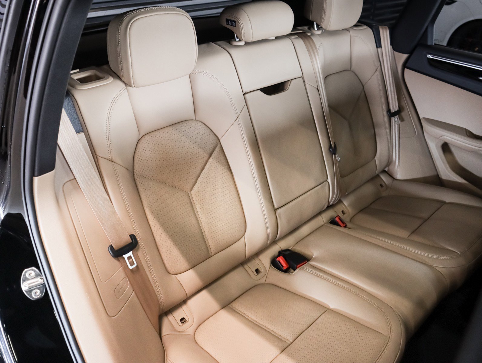 Certified 2025 Porsche Macan image 6