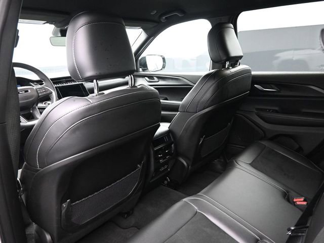 Used 2025 Jeep Grand Cherokee Altitude image 16