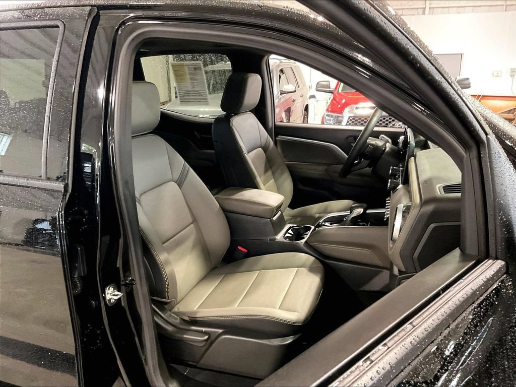 Used 2025 Chevrolet Colorado ZR2 w/ Technology Package AWD/4WD image 11