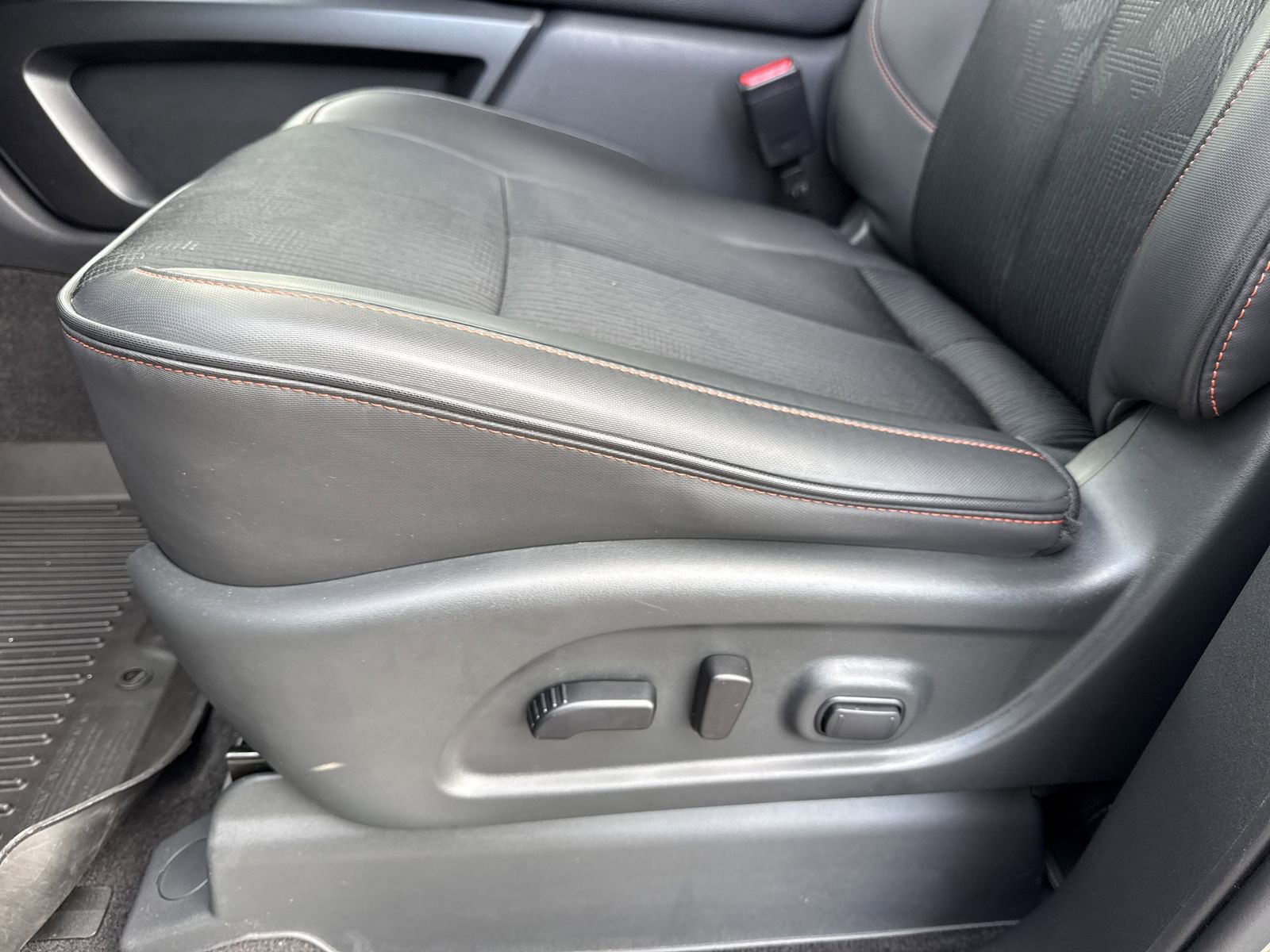 Used 2024 Nissan Titan PRO-4X AWD/4WD image 19