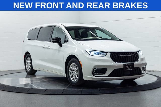 Used 2024 Chrysler Pacifica Touring-L FWD image 4
