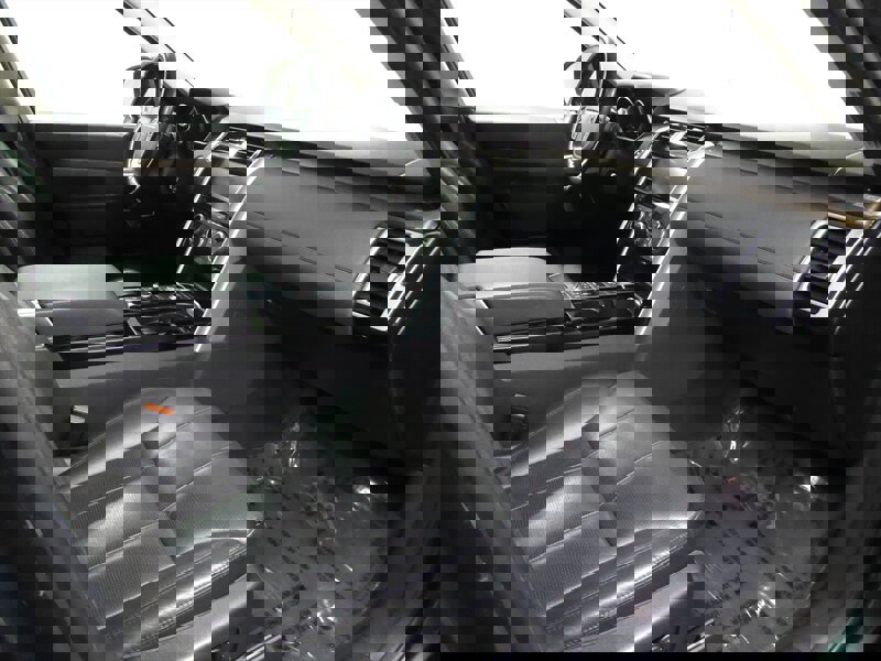 Used 2017 Land Rover Discovery HSE image 23