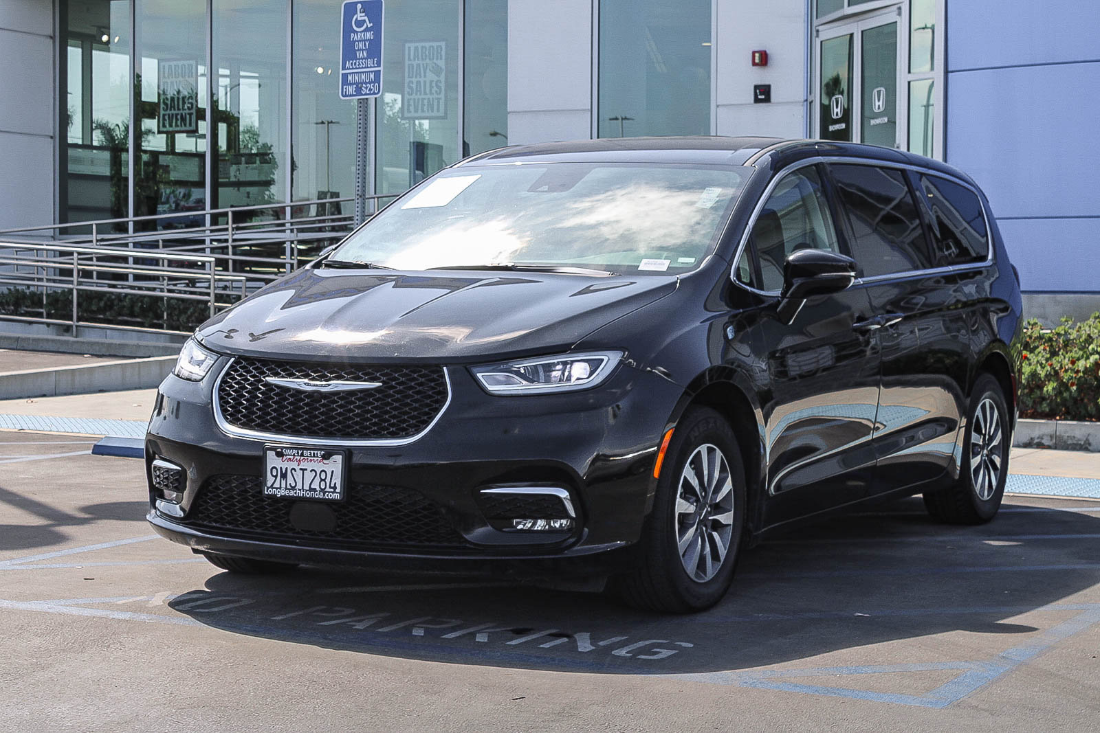 Used 2024 Chrysler Pacifica Limited FWD image 3