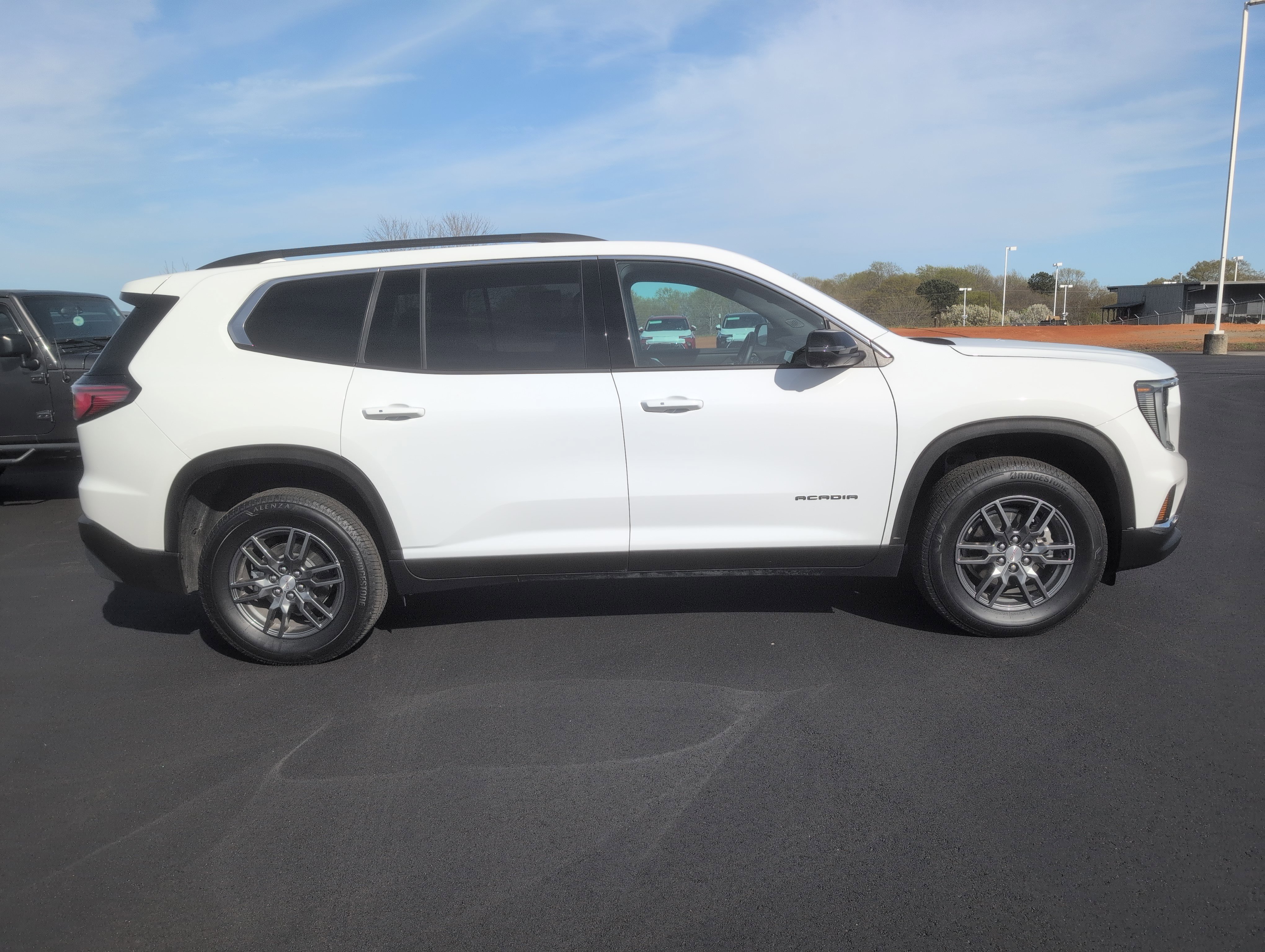 Used 2025 GMC Acadia Elevation image 9