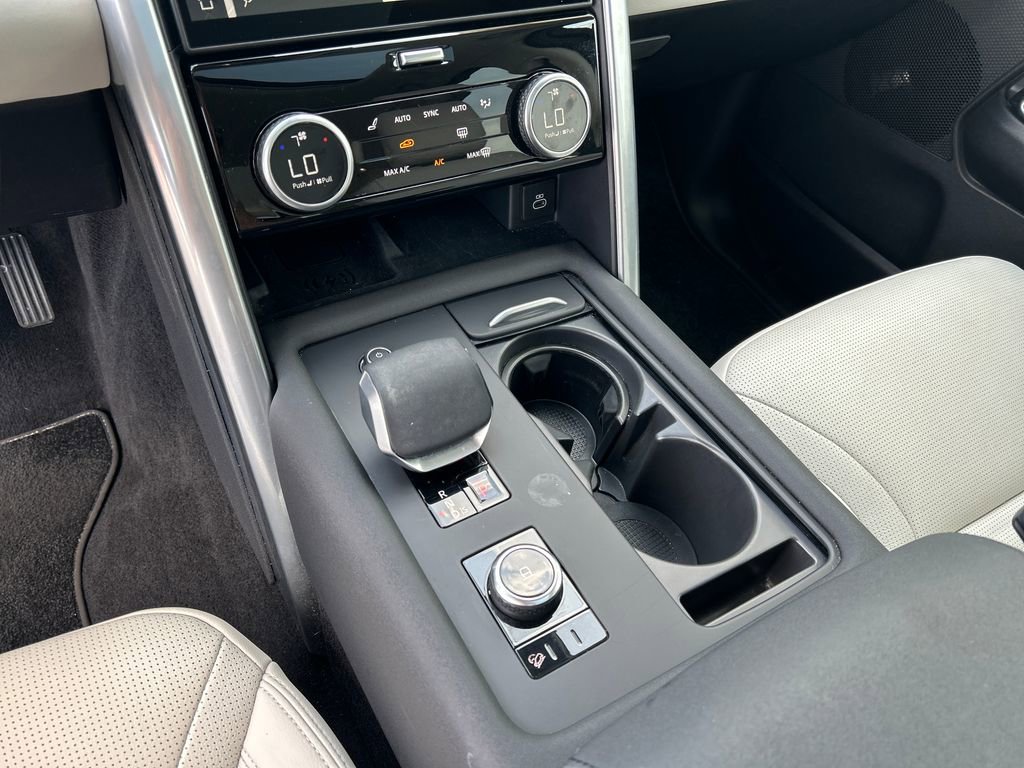 Used 2025 Land Rover Discovery S image 23