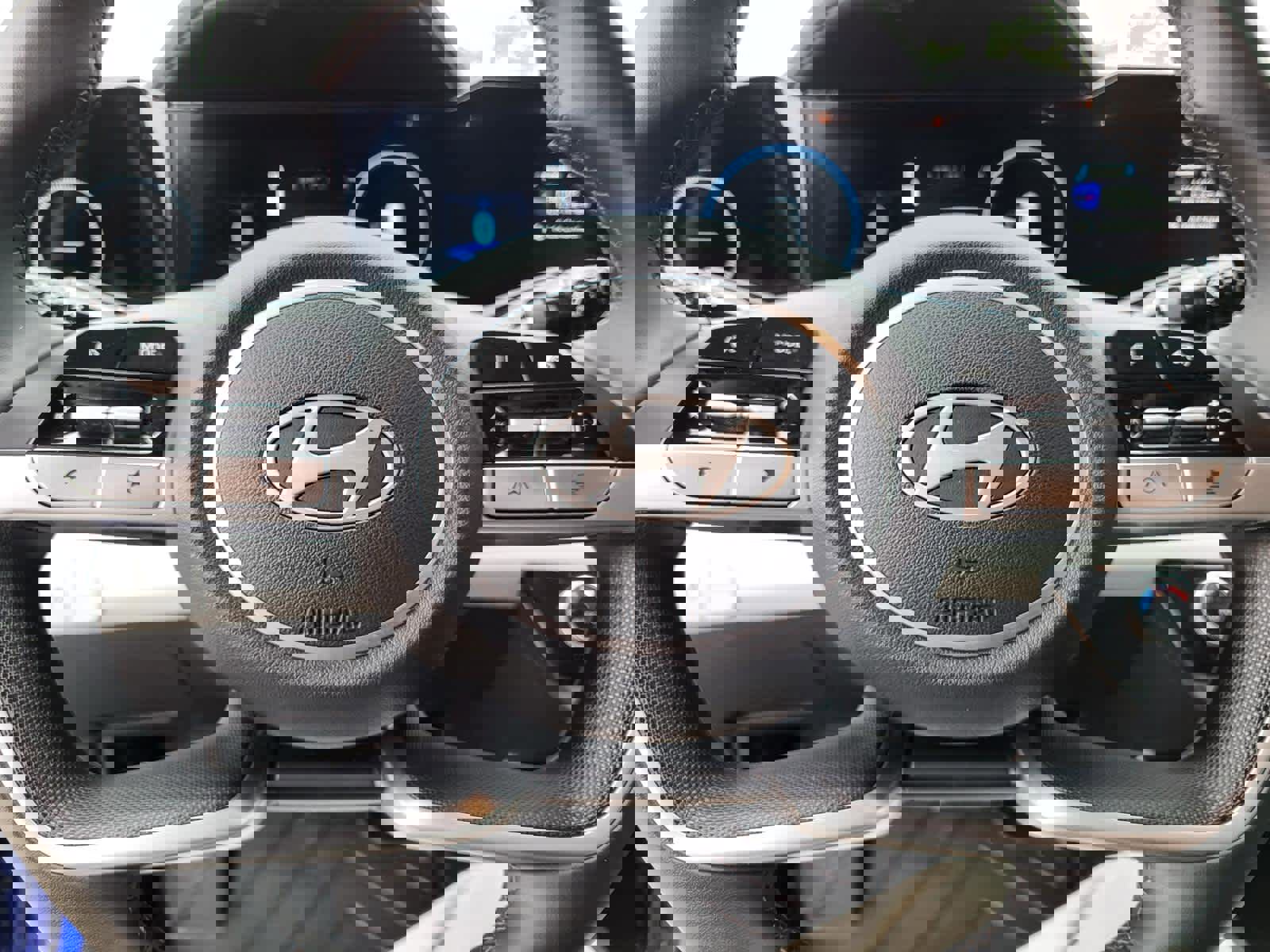 Used 2024 Hyundai Elantra Limited image 16