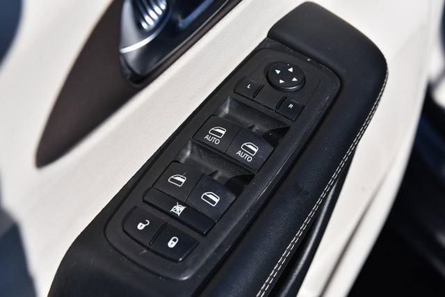Used 2023 Chrysler Voyager LX image 8