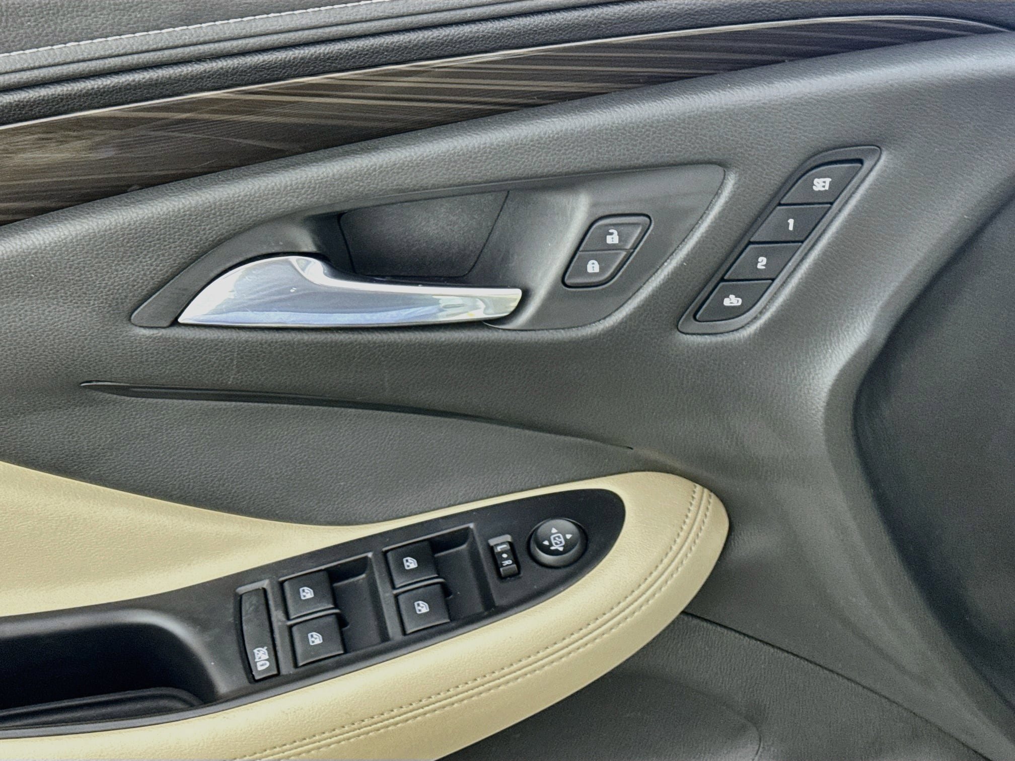 Used 2019 Buick Envision Essence w/ LPO, Active Package AWD/4WD image 19