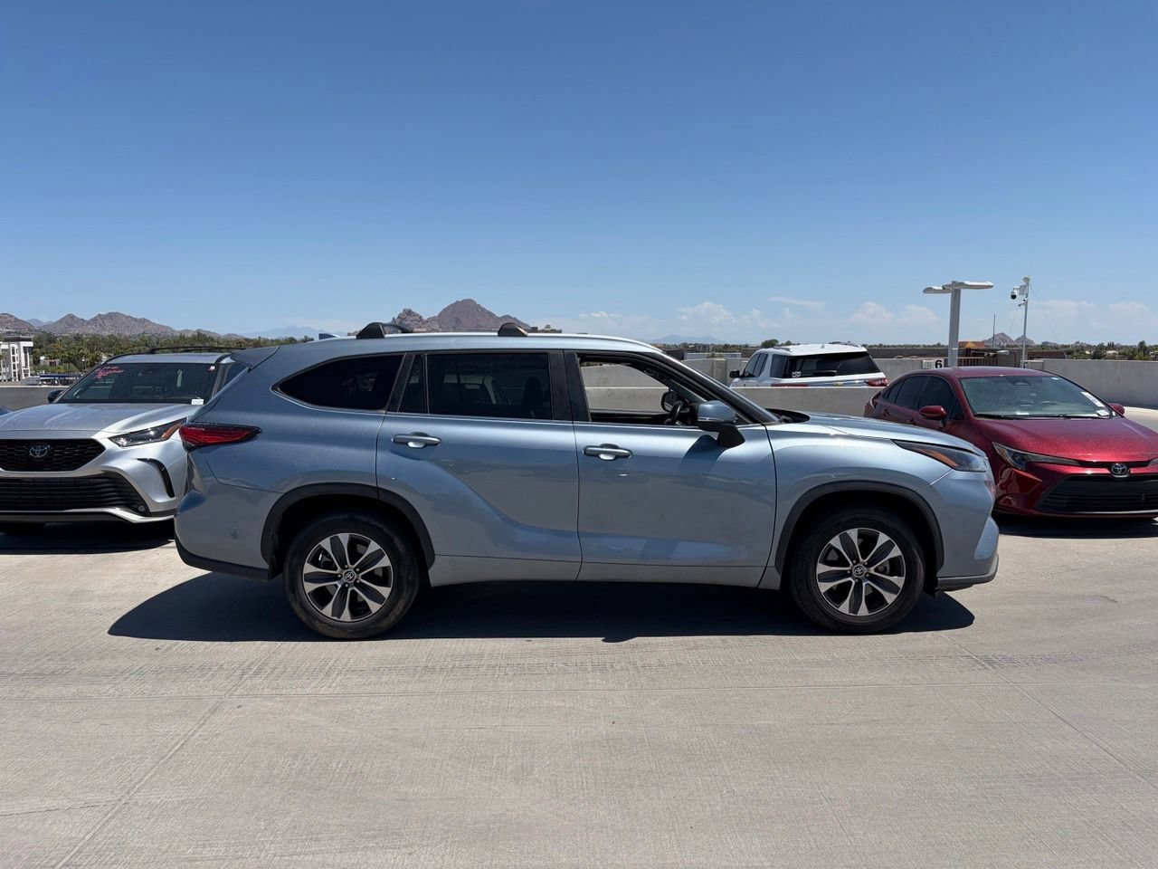 Used 2023 Toyota Highlander XLE FWD image 3