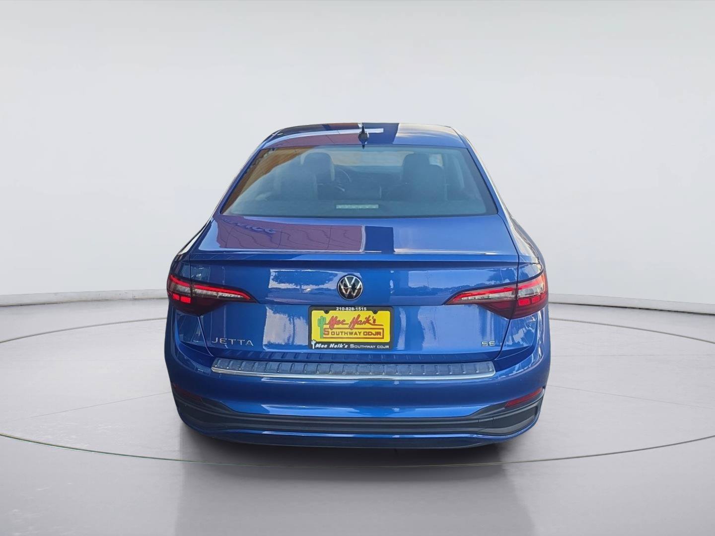 Used 2024 Volkswagen Jetta SE w/ Panoramic Sunroof Package FWD image 4