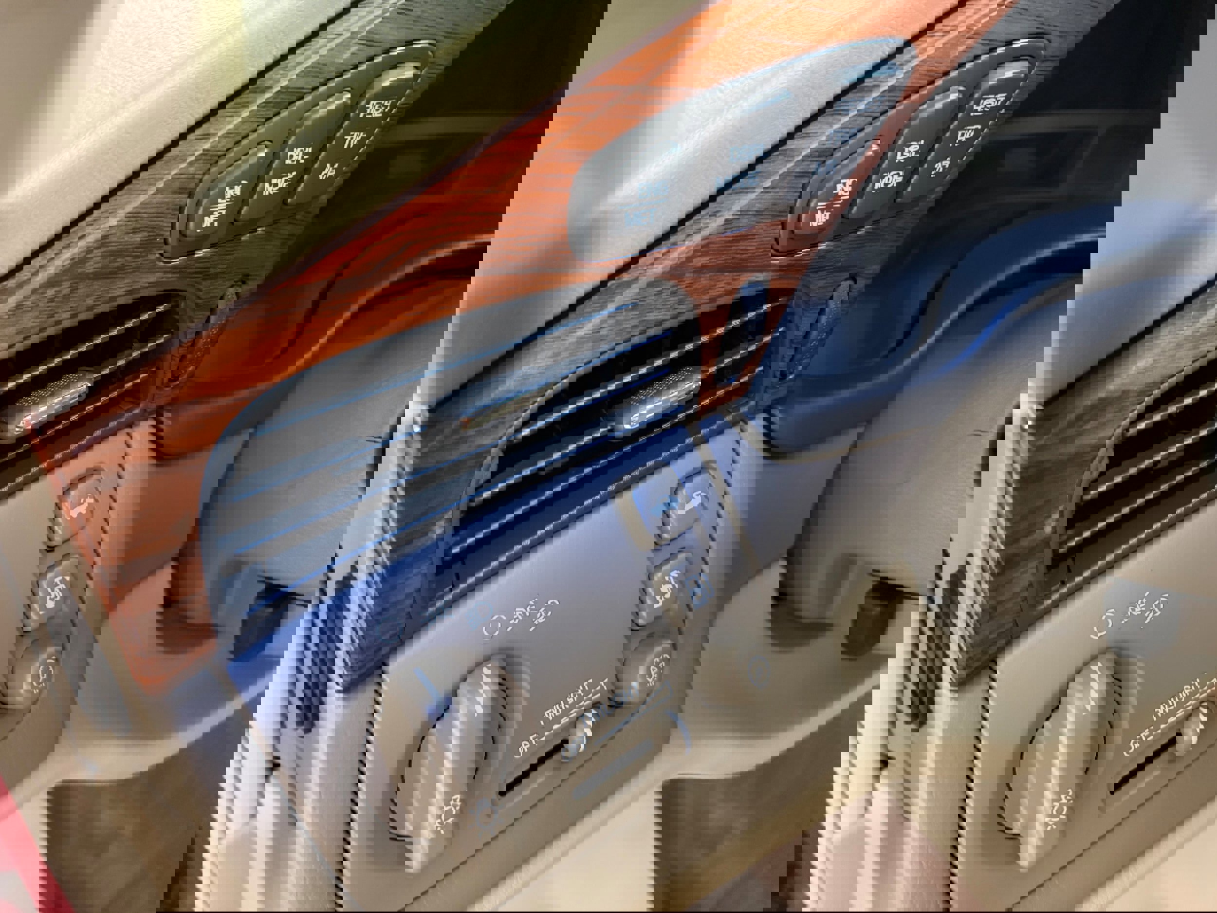 Used 2001 Cadillac De Ville w/ Comfort/Convenience Pkg FWD image 13