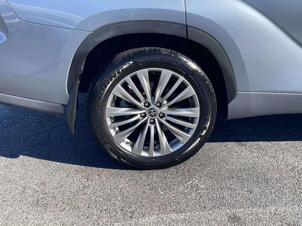 Used 2022 Toyota Highlander Platinum image 11