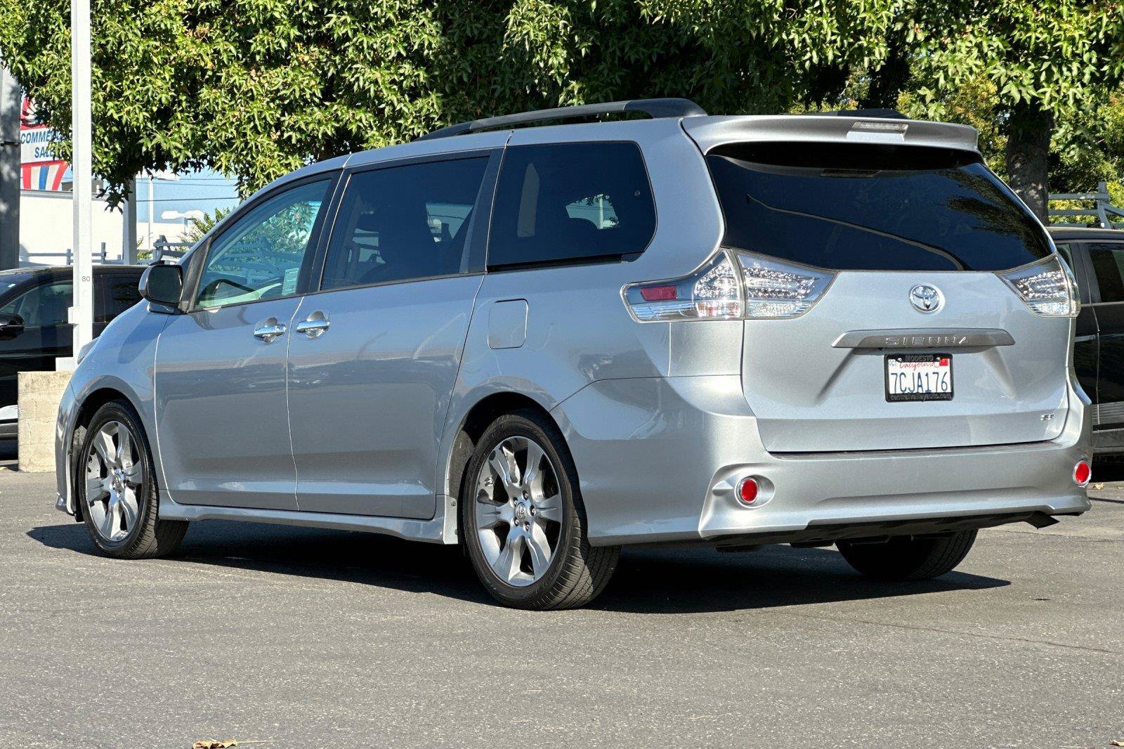 Used 2014 Toyota Sienna SE FWD image 5