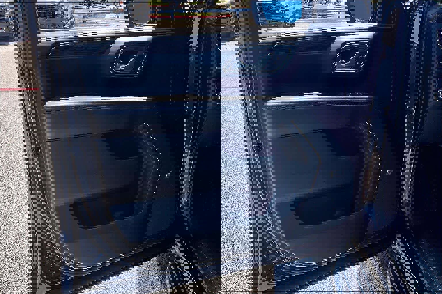 Used 2023 Chevrolet Suburban LT w/ Luxury Package image 21