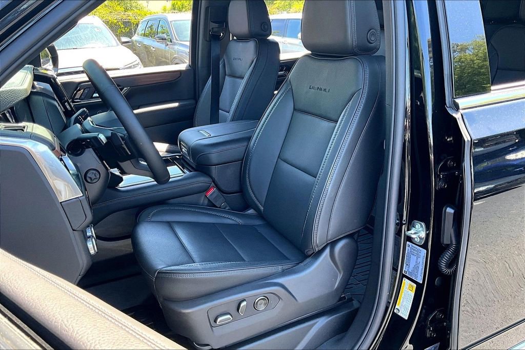 Used 2025 GMC Yukon Denali w/ LPO, Floor Liner Package AWD/4WD image 21