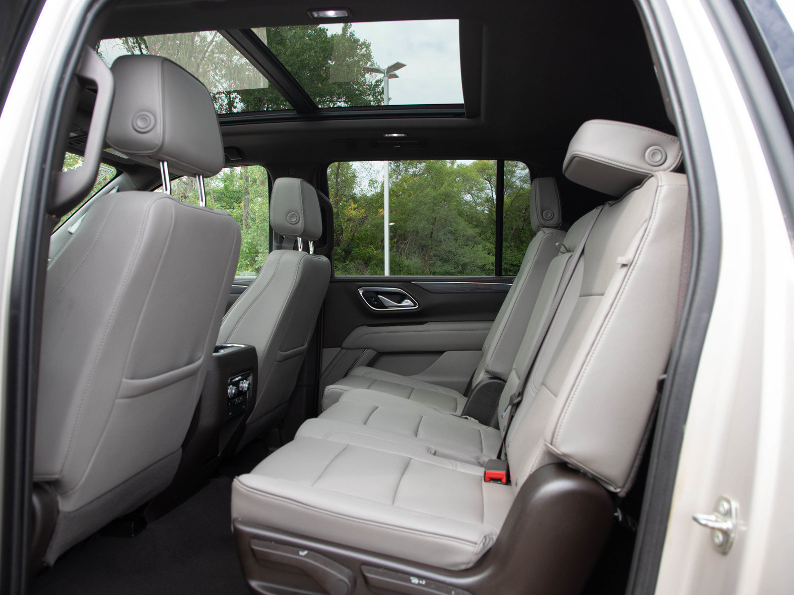 Used 2023 GMC Yukon XL SLT w/ SLT Premium Package AWD/4WD image 16