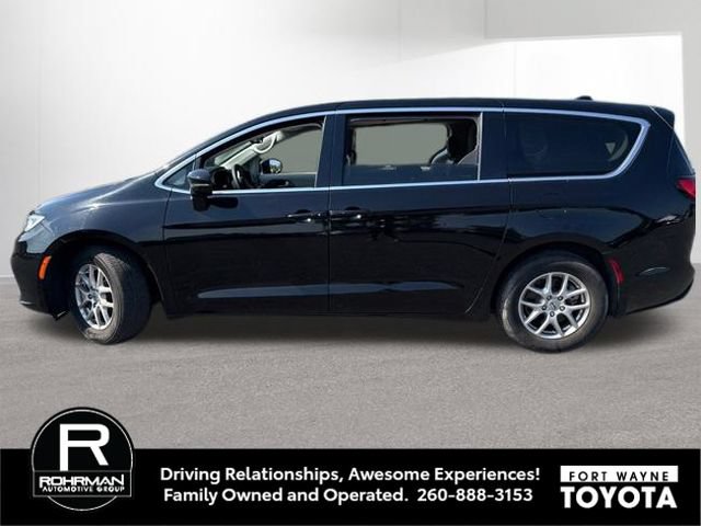 Used 2024 Chrysler Pacifica Touring-L FWD image 4