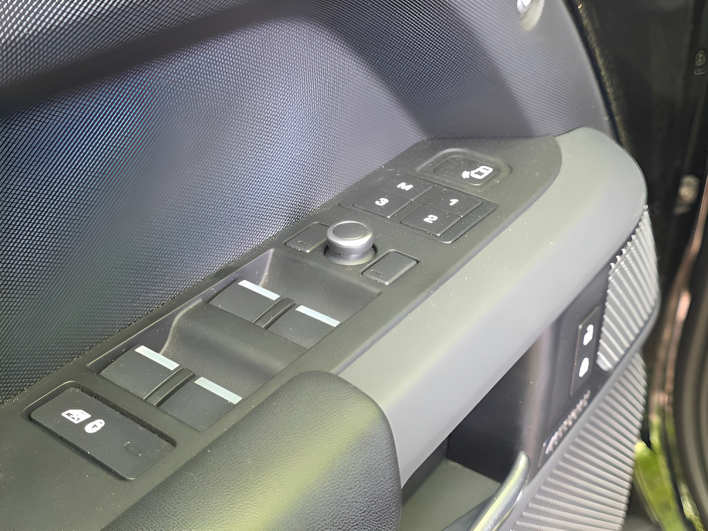 Used 2020 Land Rover Defender 110 X AWD/4WD image 14
