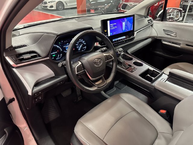 Certified 2025 Toyota Sienna XLE FWD image 11